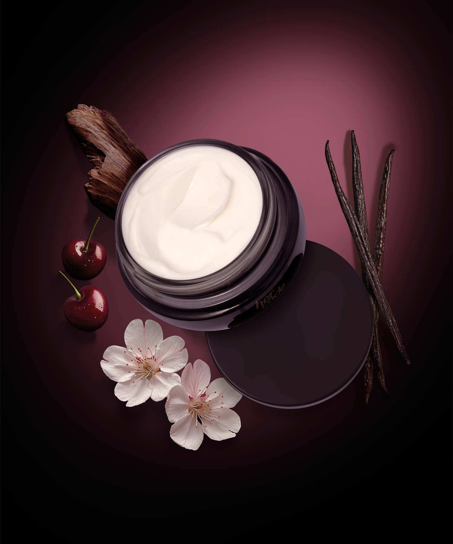 Su textura cremosa y densa nutre intensamente. Ideal para perfumar y envolver tu piel con hidratación por hasta 48 horas.