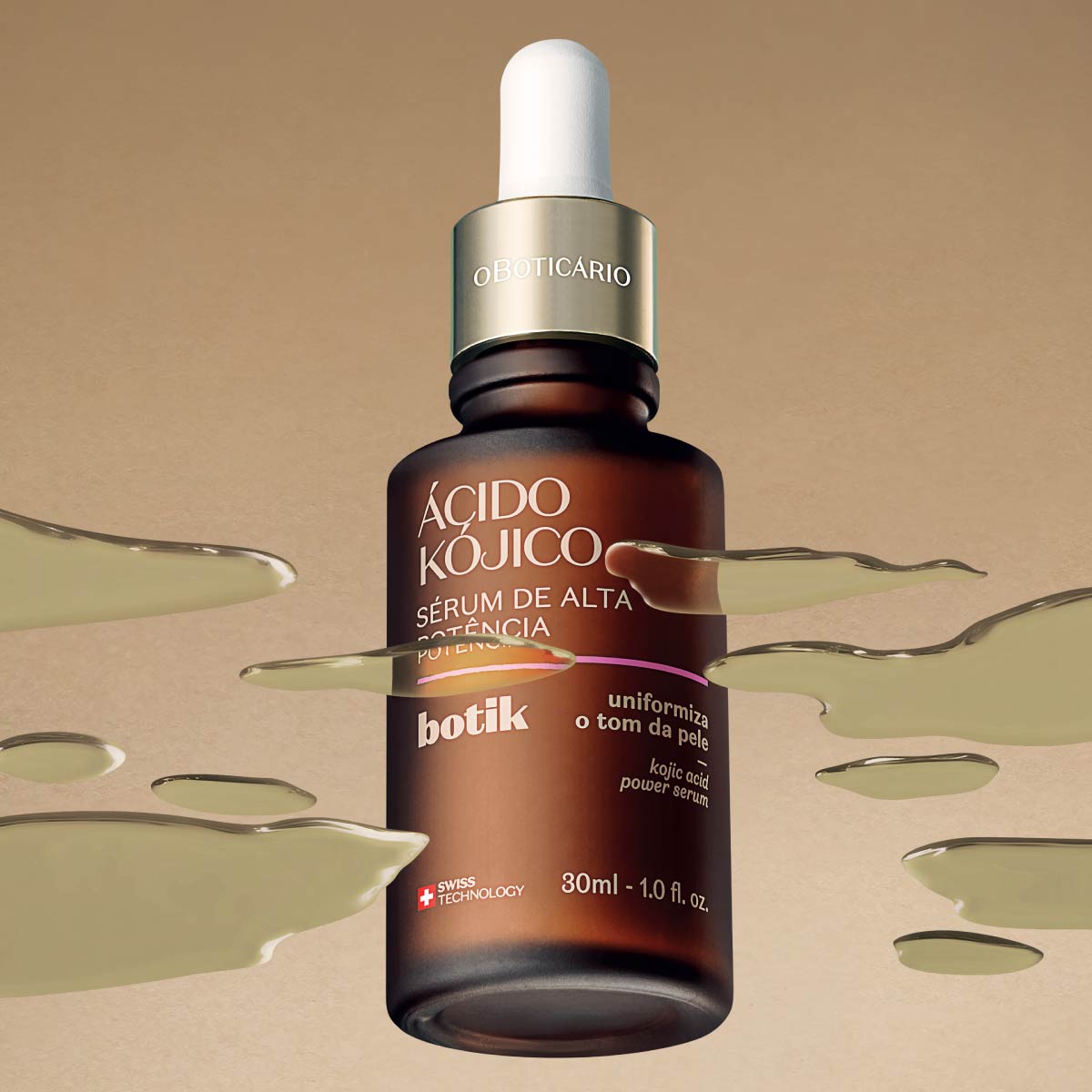 Ácido Kójico: el afinador nocturno Cuando hay hiperpigmentación  o zonas que te gustaría unificar el tono de tu piel, el ácido kójico ayuda con delicadeza. Trabaja mejor sin sol, sin apuros, sin mezclas innecesarias. Solo tú, tu piel y la oscuridad.