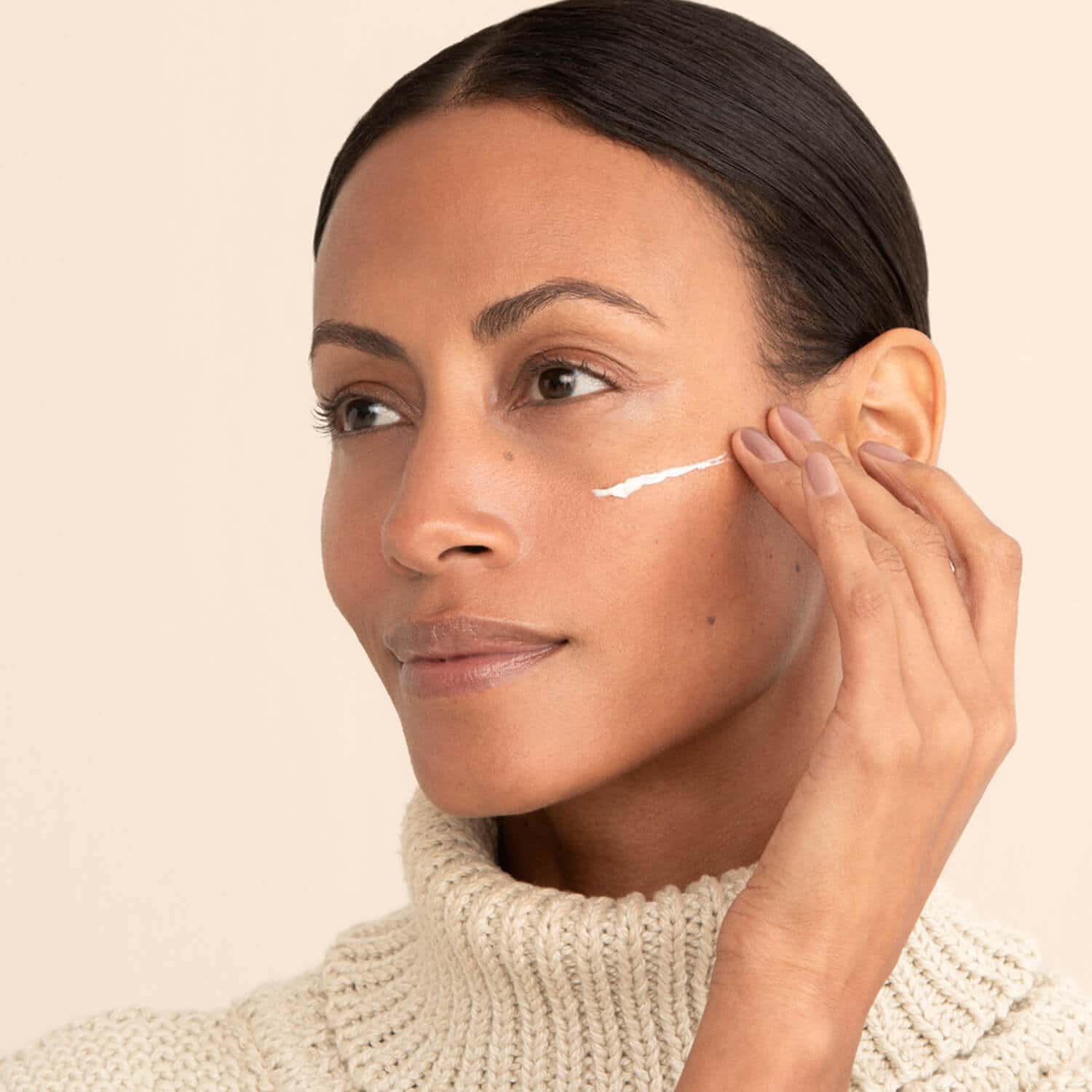 HidrataciónLa oportunidad para evitar la resequedad. Los componentes de Botik crean barreras contra la pérdida de agua en tu piel. Importante para todo tipo de piel, potencia el paso anterior que son los  tratamientos, además previene líneas, arrugas y resequedad.