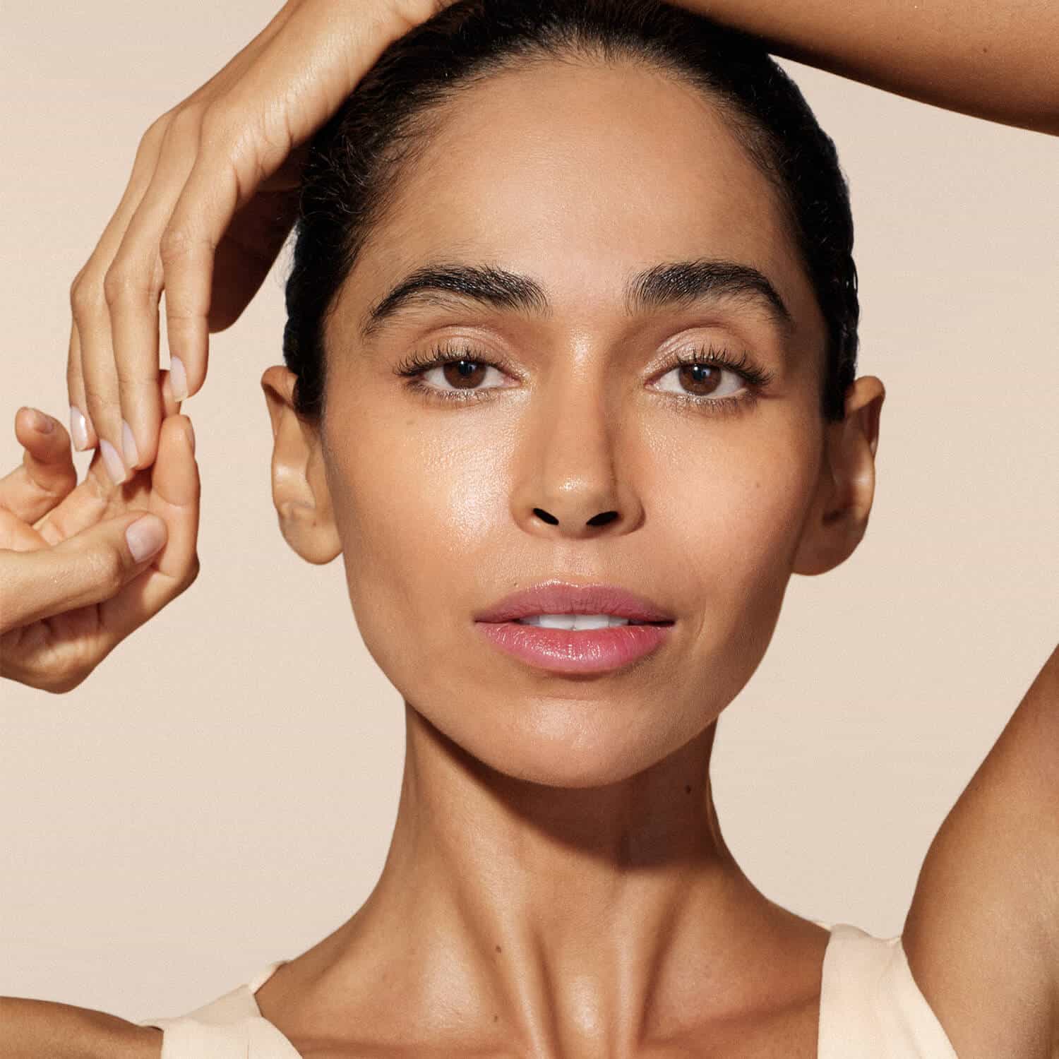 Protección¡No solo del sol! Botik te da multiprotectores con filtro UVA+UVB+Antioxidante que también evitan el envejecimiento prematuro.Forma una barrera protectora contra los agresores externos, previniendo el envejecimiento prematuro.