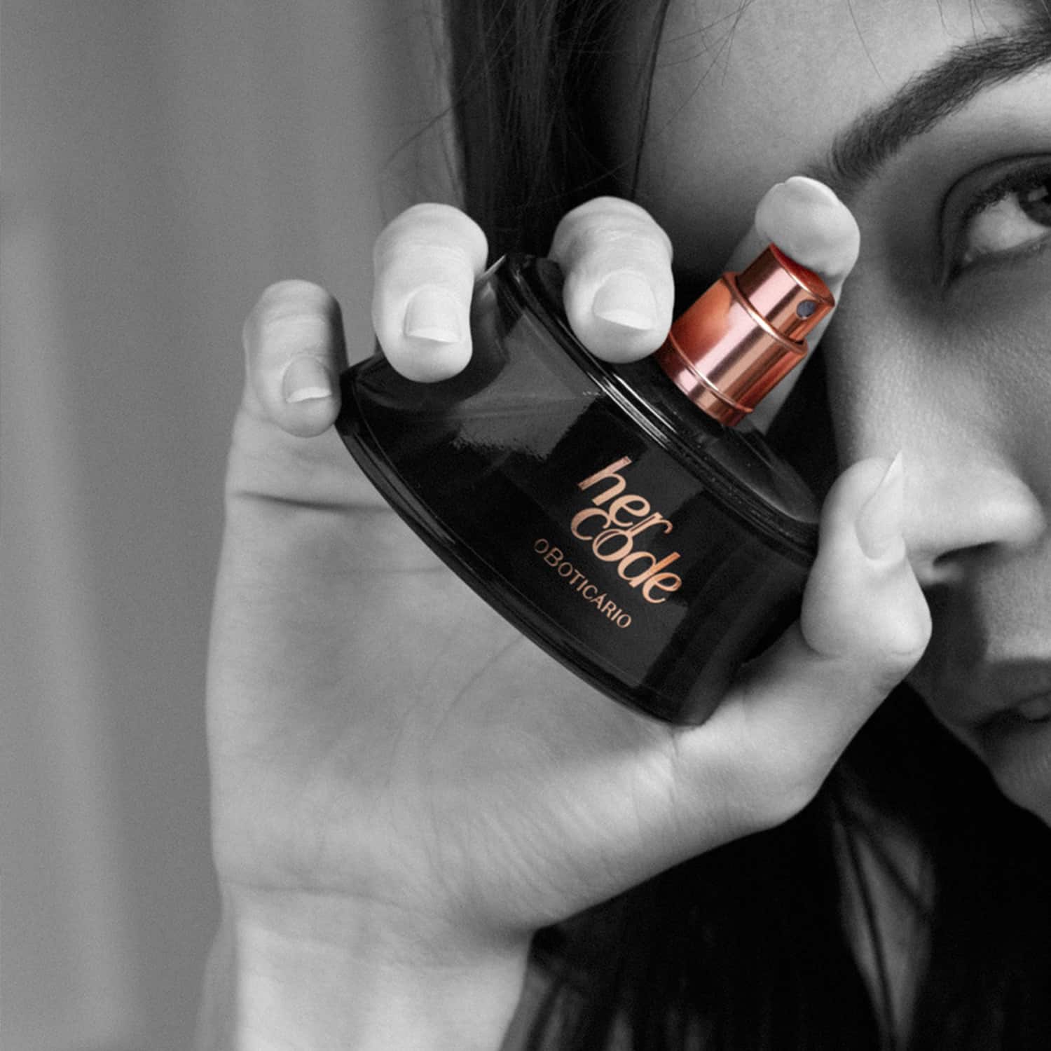 Fue amor a primera vistaTiene un olor fuerte y no es empalogoso. Se fija bien y dura todo el día. El único arrepentimiento es no haberlo conocido antes. ¡Muy agradecida!